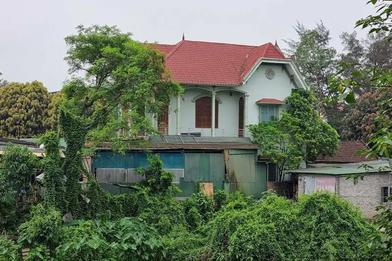 Hàng Xóm Xây Nhà Lấn Đất