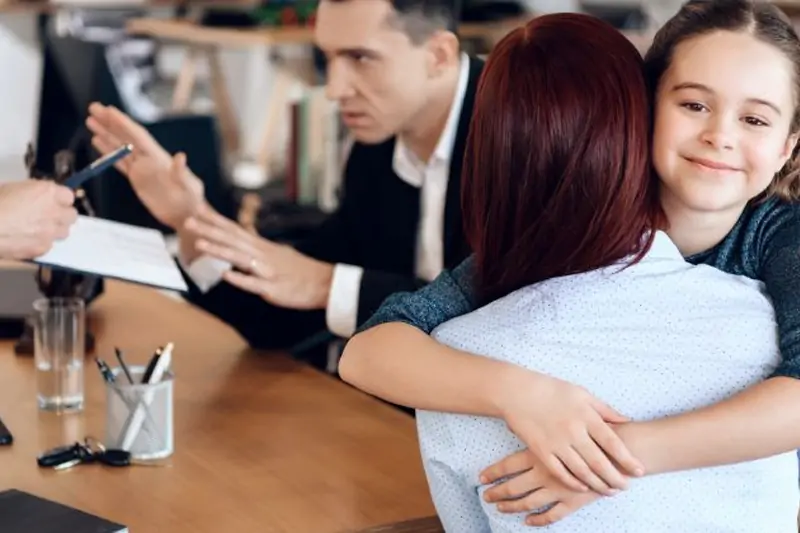 Con Mấy Tuổi Mẹ Được Quyền Nuôi?