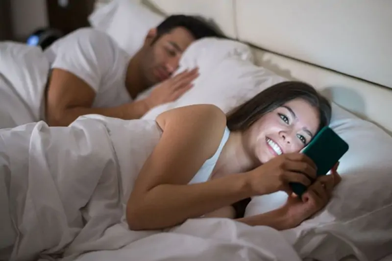 Người Phụ Nữ Ngoại Tình Có Biểu Hiện Gì?
